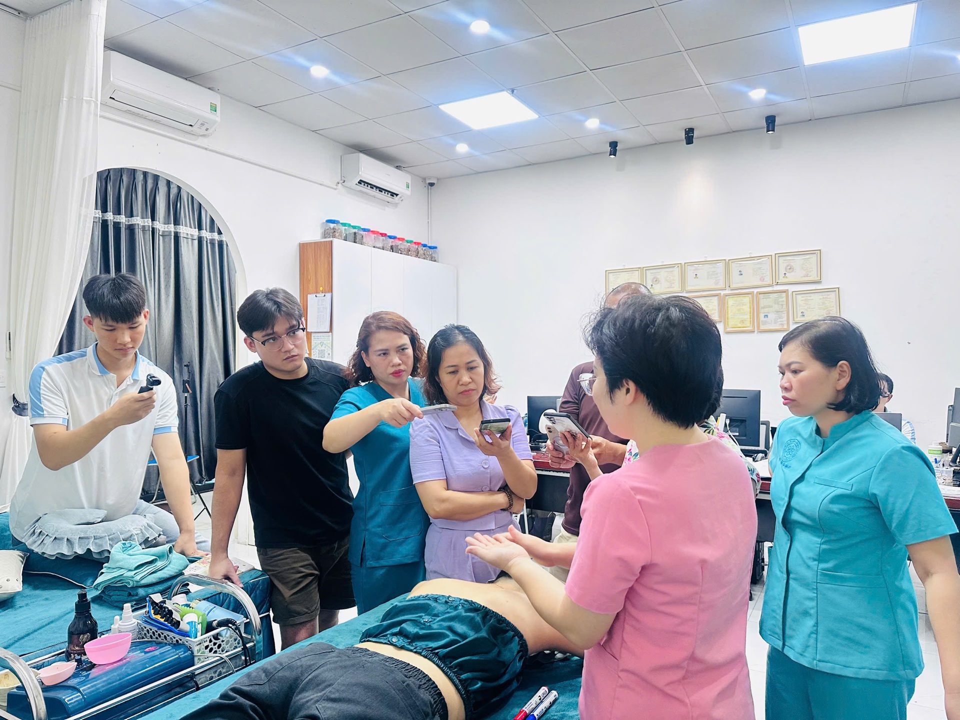 Chuyên gia Thiên An hướng dẫn học viên thực hành trực tiếp