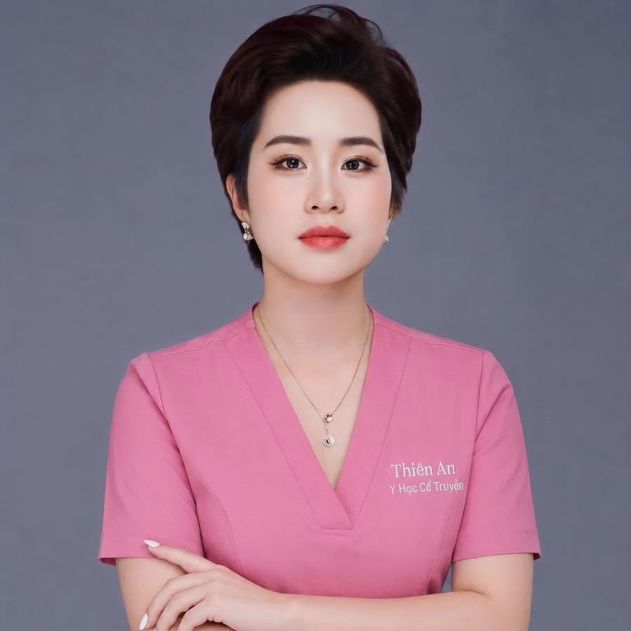 Chuyên gia Thiên An trong đồng phục chuyên môn màu hồng